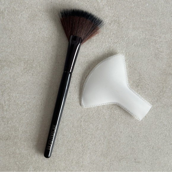 Laura Mercier Fan Powder Brush - Picture 7 of 7